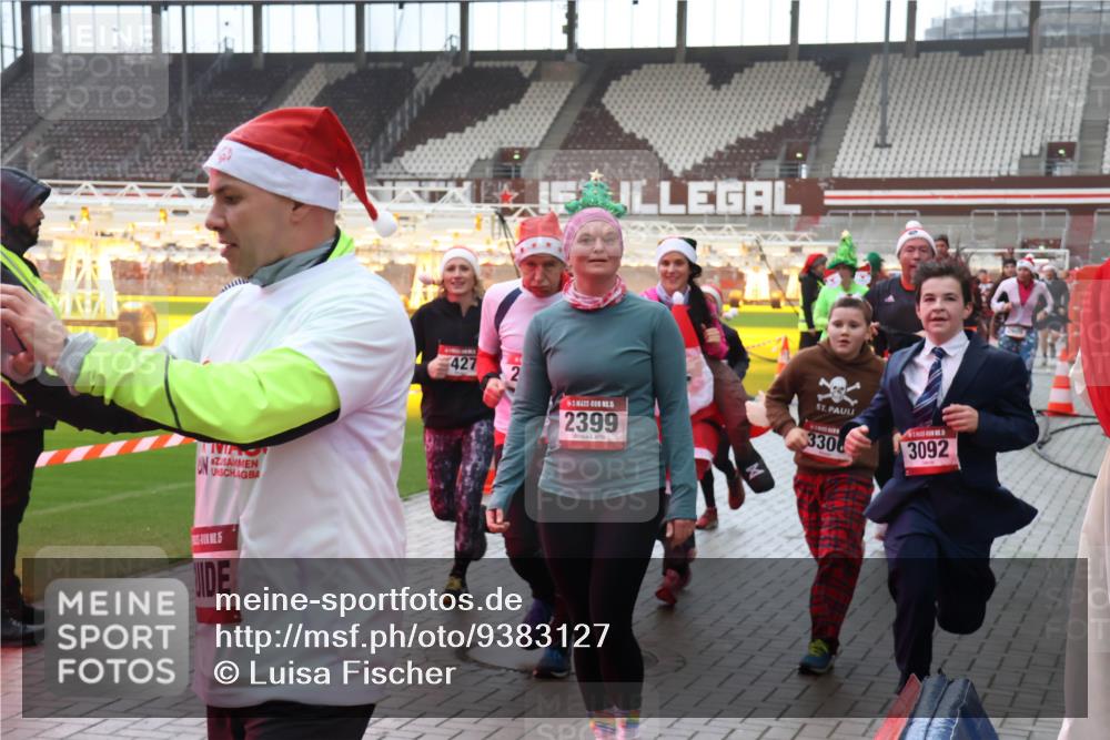 07.12.2025 - St. Pauli X-Mass-Run No. 15 Luisa Fischer http://msf.ph/oto/9383127 07.12.2025 11:25:17 Ziel 427, 2399, 3300, 3092, 470, 473, 705, 1320, 1346, 1384, 1427, 1527, 1544, 1752, 1773, 1855, 1858, 1961, 2151, 2193, 2399, 2400, 2402, 2447, 2448, 2480, 2852, 2859, 2869, 2981, 2990, 3092, 3126, 3193, 3194, 3195, 3306, 3314, 4632, 5003 meine-sportfotos.de