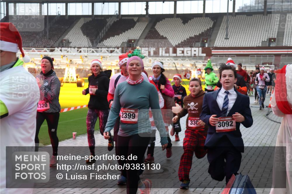 07.12.2025 - St. Pauli X-Mass-Run No. 15 Luisa Fischer http://msf.ph/oto/9383130 07.12.2025 11:25:17 Ziel 320, 5, 2399, 330, 5, 3092, 470, 473, 705, 1320, 1346, 1384, 1427, 1527, 1544, 1752, 1773, 1855, 1858, 1961, 2151, 2193, 2399, 2400, 2402, 2447, 2448, 2480, 2852, 2859, 2869, 2981, 2990, 3092, 3126, 3193, 3194, 3195, 3306, 3314, 4632, 5003 meine-sportfotos.de