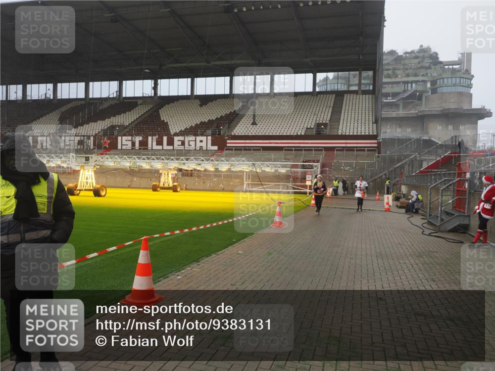07.12.2025 - St. Pauli X-Mass-Run No. 15 Fabian Wolf http://msf.ph/oto/9383131 07.12.2025 10:10:42 Ziel 550, 964, 1571, 1768, 4885 meine-sportfotos.de