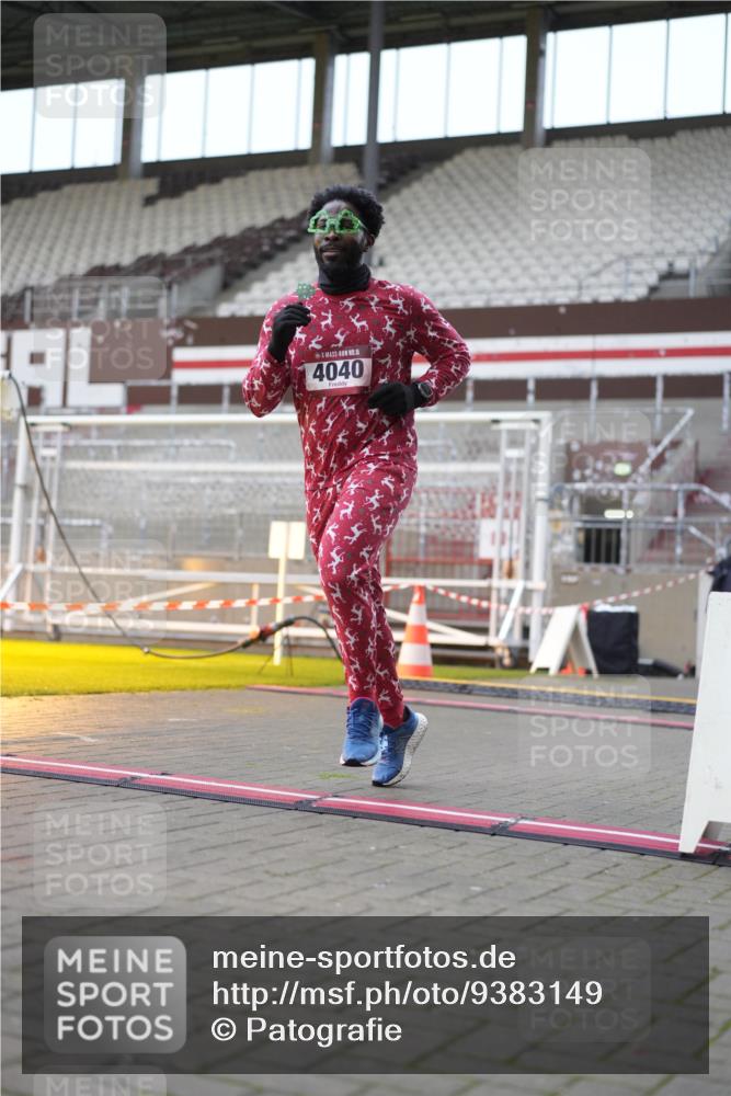 07.12.2025 - St. Pauli X-Mass-Run No. 15 Patografie http://msf.ph/oto/9383149 07.12.2025 10:24:06 Ziel 711, 897, 4040, 4203, 4479, 4765 meine-sportfotos.de