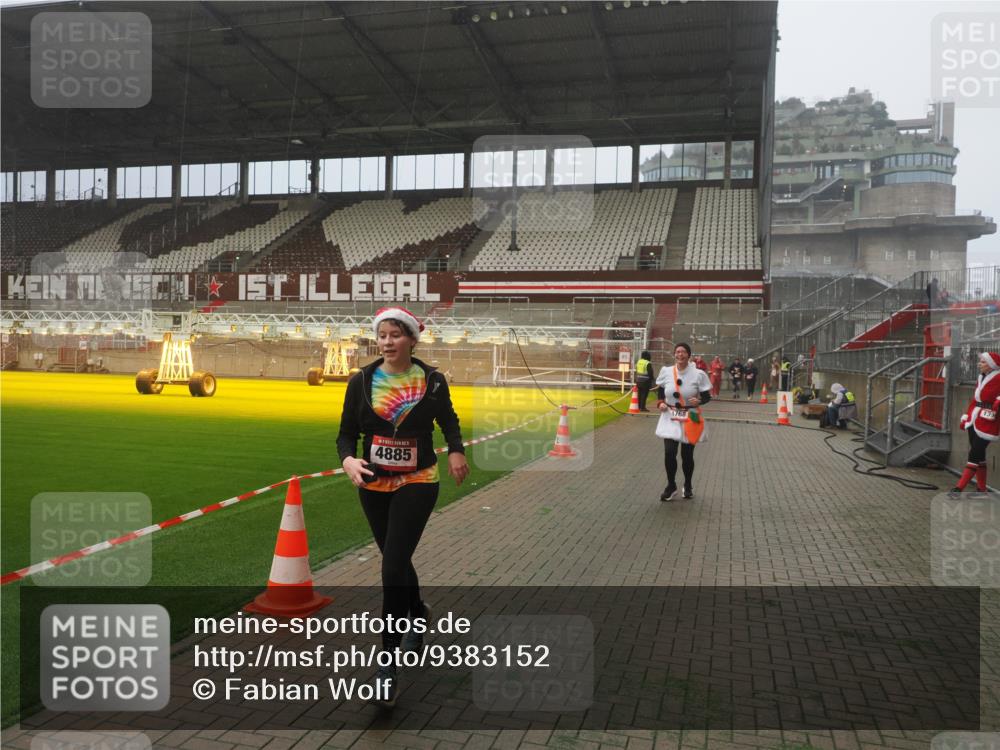 07.12.2025 - St. Pauli X-Mass-Run No. 15 Fabian Wolf http://msf.ph/oto/9383152 07.12.2025 10:10:46 Ziel 964, 1768, 4885 meine-sportfotos.de