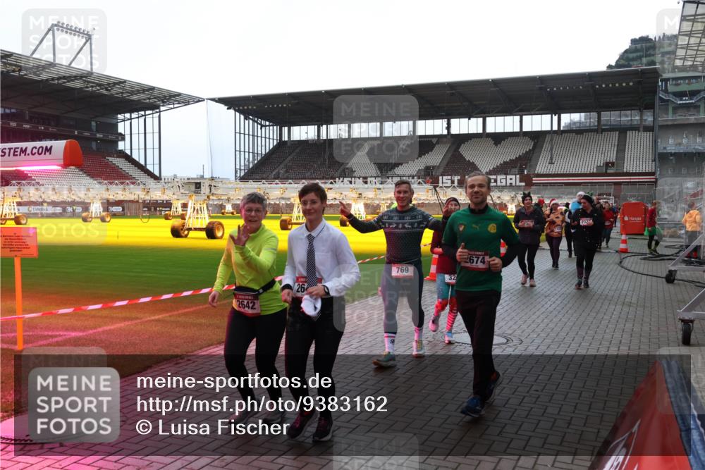 07.12.2025 - St. Pauli X-Mass-Run No. 15 Luisa Fischer http://msf.ph/oto/9383162 07.12.2025 10:52:09 Ziel 2642, 26, 769, 32, 2674, 232, 275, 328, 1047, 1964, 1982, 1984, 2103, 2105, 2165, 2287, 2289, 2327, 2332, 2553, 2592, 2593, 2607, 2642, 2643, 2674, 2836, 2837, 2959, 3223, 3228, 4550, 4862 meine-sportfotos.de