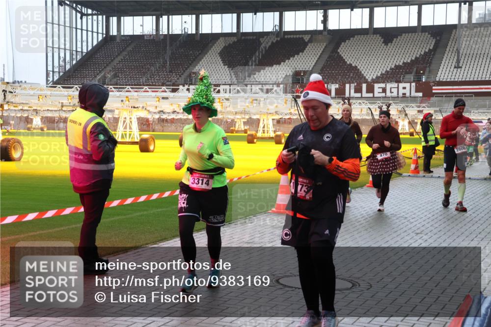 07.12.2025 - St. Pauli X-Mass-Run No. 15 Luisa Fischer http://msf.ph/oto/9383169 07.12.2025 11:25:22 Ziel 5, 3314, 2606, 470, 473, 705, 1320, 1346, 1384, 1427, 1527, 1544, 1752, 1855, 1858, 1961, 2151, 2193, 2244, 2447, 2448, 2480, 2852, 2859, 2869, 2981, 2990, 3092, 3126, 3193, 3194, 3195, 3306, 3314, 4632, 5003 meine-sportfotos.de