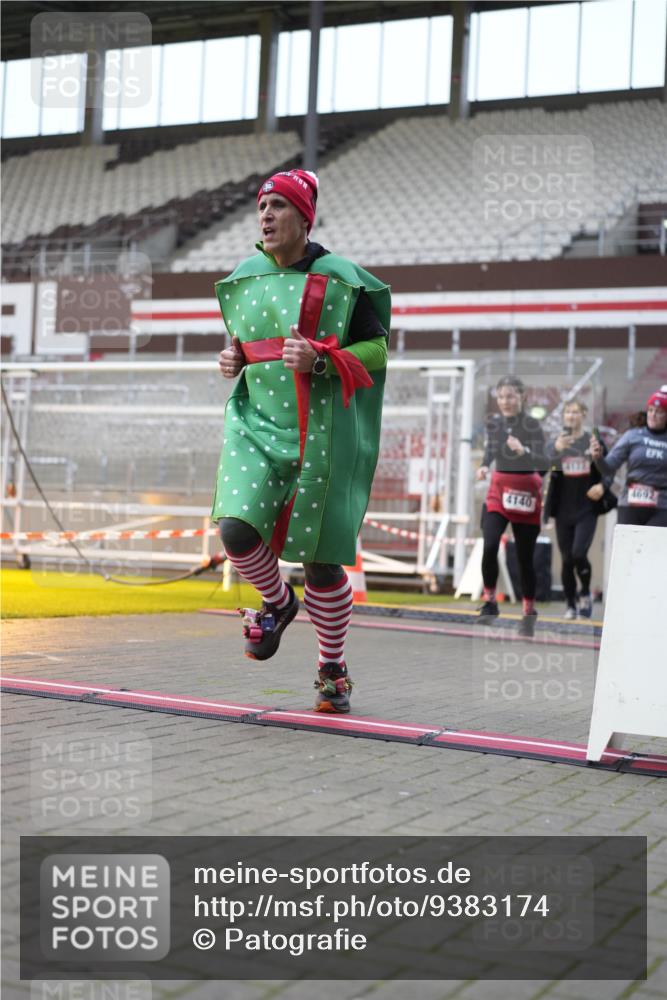 07.12.2025 - St. Pauli X-Mass-Run No. 15 Patografie http://msf.ph/oto/9383174 07.12.2025 10:24:11 Ziel 712, 897, 4040, 4122, 4140, 4689, 4692, 4694 meine-sportfotos.de