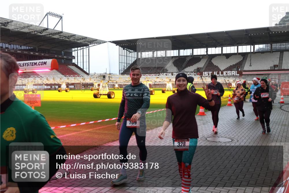07.12.2025 - St. Pauli X-Mass-Run No. 15 Luisa Fischer http://msf.ph/oto/9383178 07.12.2025 10:52:11 Ziel 769, 328, 2105, 2327, 275, 328, 1047, 1964, 1982, 1984, 2103, 2105, 2165, 2287, 2289, 2327, 2332, 2553, 2592, 2593, 2607, 2642, 2643, 2661, 2674, 2836, 2837, 2959, 3223, 3228, 4550, 4862 meine-sportfotos.de