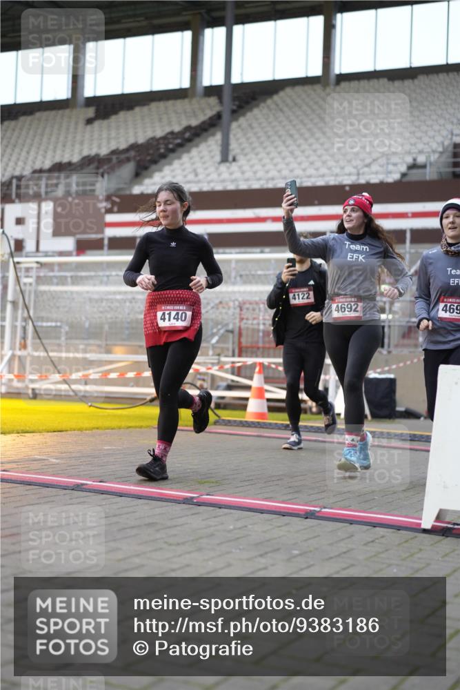 07.12.2025 - St. Pauli X-Mass-Run No. 15 Patografie http://msf.ph/oto/9383186 07.12.2025 10:24:12 Ziel 712, 897, 4040, 4122, 4140, 4689, 4692, 4694 meine-sportfotos.de