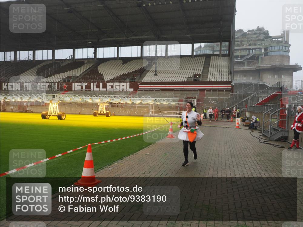 07.12.2025 - St. Pauli X-Mass-Run No. 15 Fabian Wolf http://msf.ph/oto/9383190 07.12.2025 10:10:47 Ziel 964, 1768, 4885 meine-sportfotos.de