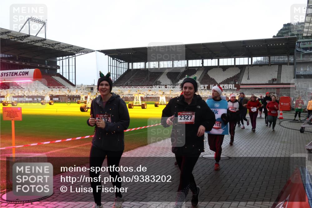 07.12.2025 - St. Pauli X-Mass-Run No. 15 Luisa Fischer http://msf.ph/oto/9383202 07.12.2025 10:52:14 Ziel 32, 5, 2327, 103, 4862, 3228, 275, 328, 1047, 1964, 1982, 1984, 2103, 2105, 2165, 2287, 2289, 2327, 2332, 2553, 2592, 2593, 2607, 2642, 2643, 2661, 2674, 2836, 2837, 2959, 3223, 3228, 4550, 4862, 4865, 4879, 4880 meine-sportfotos.de