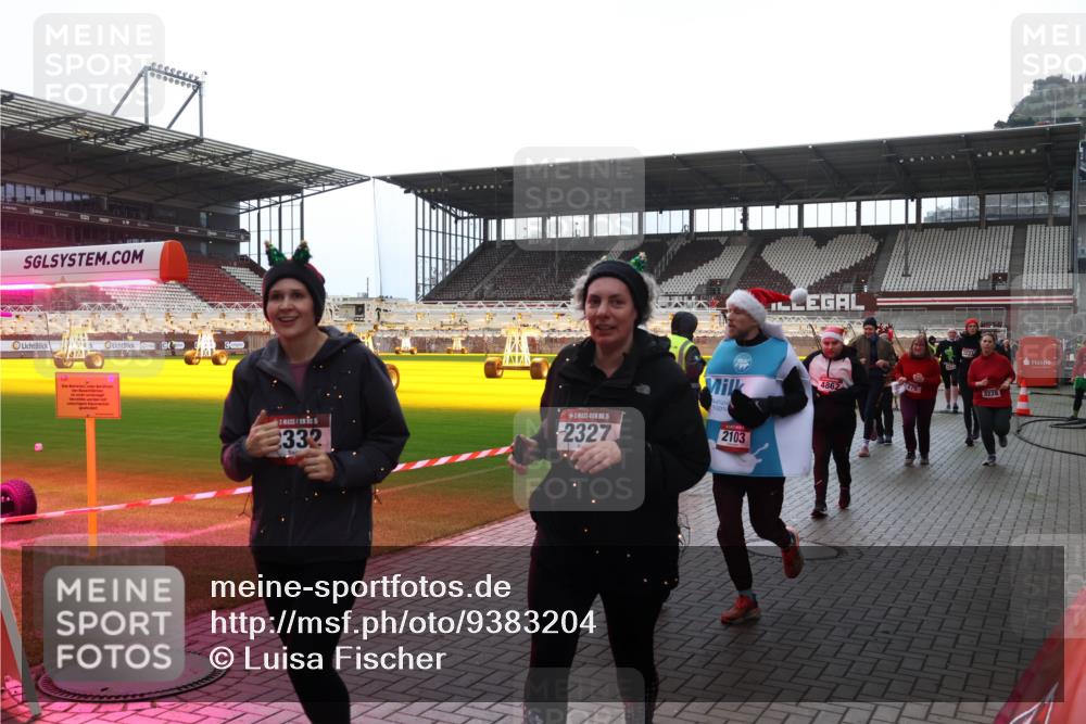 07.12.2025 - St. Pauli X-Mass-Run No. 15 Luisa Fischer http://msf.ph/oto/9383204 07.12.2025 10:52:14 Ziel 5, 332, 2327, 100, 2103, 122, 3228, 275, 328, 1047, 1964, 1982, 1984, 2103, 2105, 2165, 2287, 2289, 2327, 2332, 2553, 2592, 2593, 2607, 2642, 2643, 2661, 2674, 2836, 2837, 2959, 3223, 3228, 4550, 4862, 4865, 4879, 4880 meine-sportfotos.de