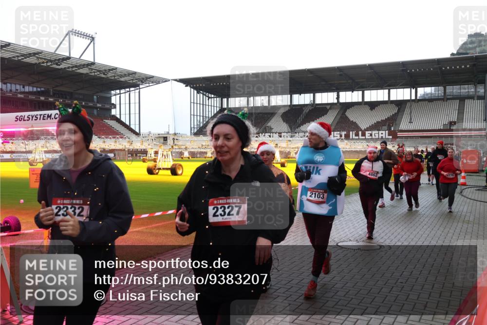 07.12.2025 - St. Pauli X-Mass-Run No. 15 Luisa Fischer http://msf.ph/oto/9383207 07.12.2025 10:52:14 Ziel 4862, 2332, 15, 2327, 2103, 3223, 228, 275, 328, 1047, 1964, 1982, 1984, 2103, 2105, 2165, 2287, 2289, 2327, 2332, 2553, 2592, 2593, 2607, 2642, 2643, 2661, 2674, 2836, 2837, 2959, 3223, 3228, 4550, 4862, 4865, 4879, 4880 meine-sportfotos.de