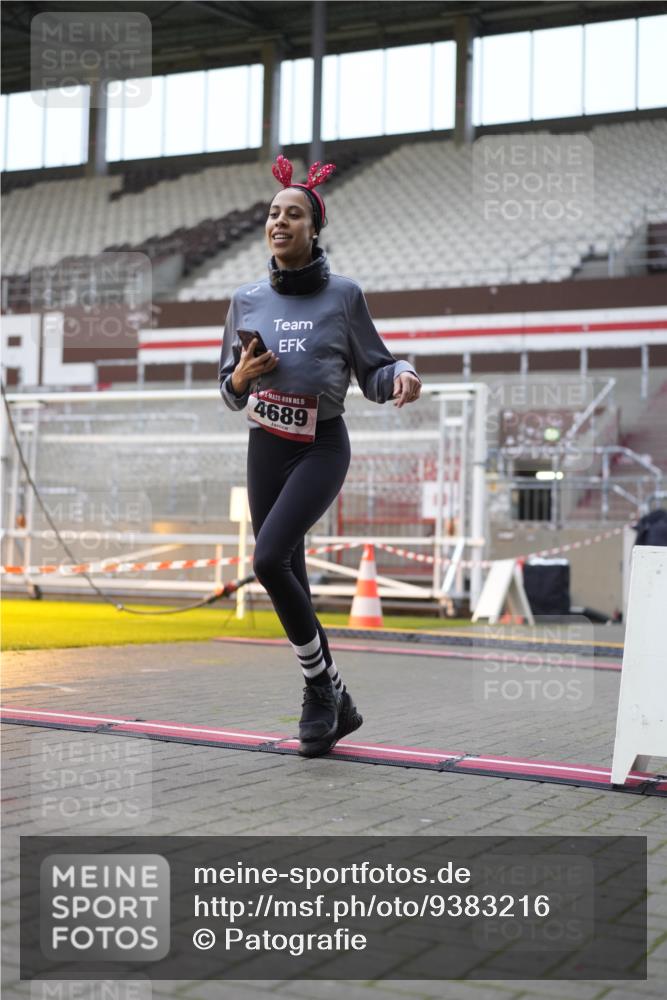 07.12.2025 - St. Pauli X-Mass-Run No. 15 Patografie http://msf.ph/oto/9383216 07.12.2025 10:24:14 Ziel 712, 897, 4040, 4122, 4140, 4689, 4692, 4694 meine-sportfotos.de