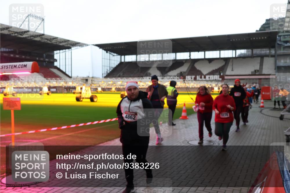 07.12.2025 - St. Pauli X-Mass-Run No. 15 Luisa Fischer http://msf.ph/oto/9383226 07.12.2025 10:52:17 Ziel 4862, 3228, 275, 328, 1047, 1964, 1982, 1984, 2103, 2105, 2165, 2287, 2289, 2327, 2332, 2553, 2592, 2593, 2607, 2642, 2643, 2661, 2674, 2836, 2837, 2959, 3223, 3228, 4550, 4862, 4865, 4879, 4880 meine-sportfotos.de