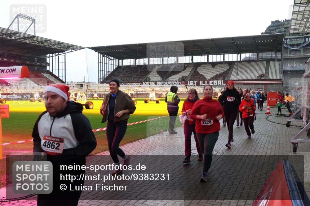07.12.2025 - St. Pauli X-Mass-Run No. 15 Luisa Fischer http://msf.ph/oto/9383231 07.12.2025 10:52:17 Ziel 4862, 275, 3228, 3223, 275, 328, 1047, 1964, 1982, 1984, 2103, 2105, 2165, 2287, 2289, 2327, 2332, 2553, 2592, 2593, 2607, 2642, 2643, 2661, 2674, 2836, 2837, 2959, 3223, 3228, 4550, 4862, 4865, 4879, 4880 meine-sportfotos.de