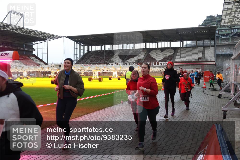 07.12.2025 - St. Pauli X-Mass-Run No. 15 Luisa Fischer http://msf.ph/oto/9383235 07.12.2025 10:52:18 Ziel 3228, 322, 27, 275, 328, 1047, 1964, 1982, 1984, 2103, 2105, 2165, 2287, 2289, 2327, 2332, 2553, 2592, 2593, 2607, 2642, 2643, 2661, 2674, 2836, 2837, 2959, 3223, 3228, 4550, 4862, 4865, 4879, 4880 meine-sportfotos.de