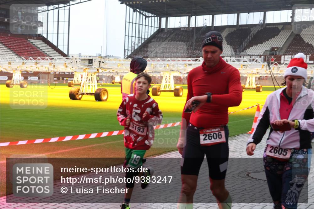07.12.2025 - St. Pauli X-Mass-Run No. 15 Luisa Fischer http://msf.ph/oto/9383247 07.12.2025 11:25:34 Ziel 3193, 2606, 19, 2605, 470, 473, 705, 1346, 1384, 1427, 1527, 1544, 1855, 1858, 1961, 2151, 2193, 2244, 2447, 2859, 2869, 2981, 2990, 3126, 3193, 3195, 3290, 3296, 3301, 3306, 3314, 4101, 4632, 5003 meine-sportfotos.de