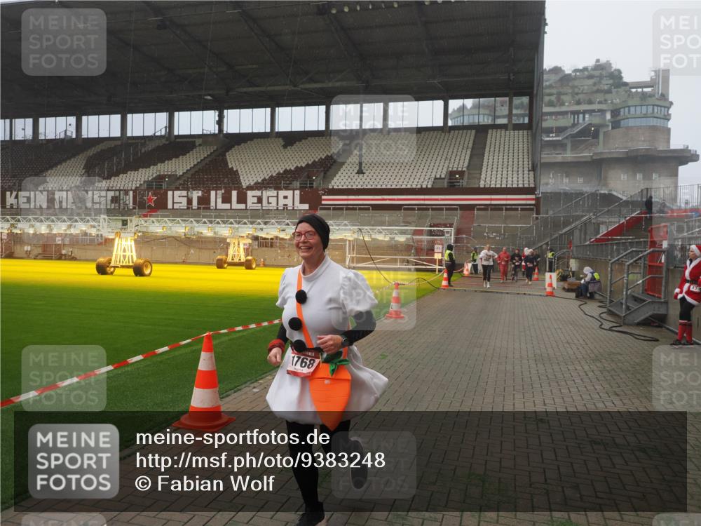 07.12.2025 - St. Pauli X-Mass-Run No. 15 Fabian Wolf http://msf.ph/oto/9383248 07.12.2025 10:10:49 Ziel 979, 1426, 1768, 2530, 4885 meine-sportfotos.de