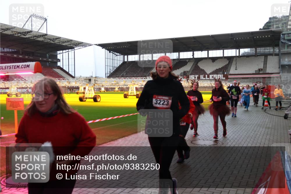 07.12.2025 - St. Pauli X-Mass-Run No. 15 Luisa Fischer http://msf.ph/oto/9383250 07.12.2025 10:52:20 Ziel 3223, 2607, 27, 275, 328, 1047, 1964, 1982, 1984, 2103, 2105, 2165, 2287, 2289, 2327, 2332, 2553, 2592, 2593, 2607, 2642, 2643, 2661, 2674, 2836, 2837, 2959, 3223, 3228, 4550, 4862, 4864, 4865, 4866, 4879, 4880 meine-sportfotos.de