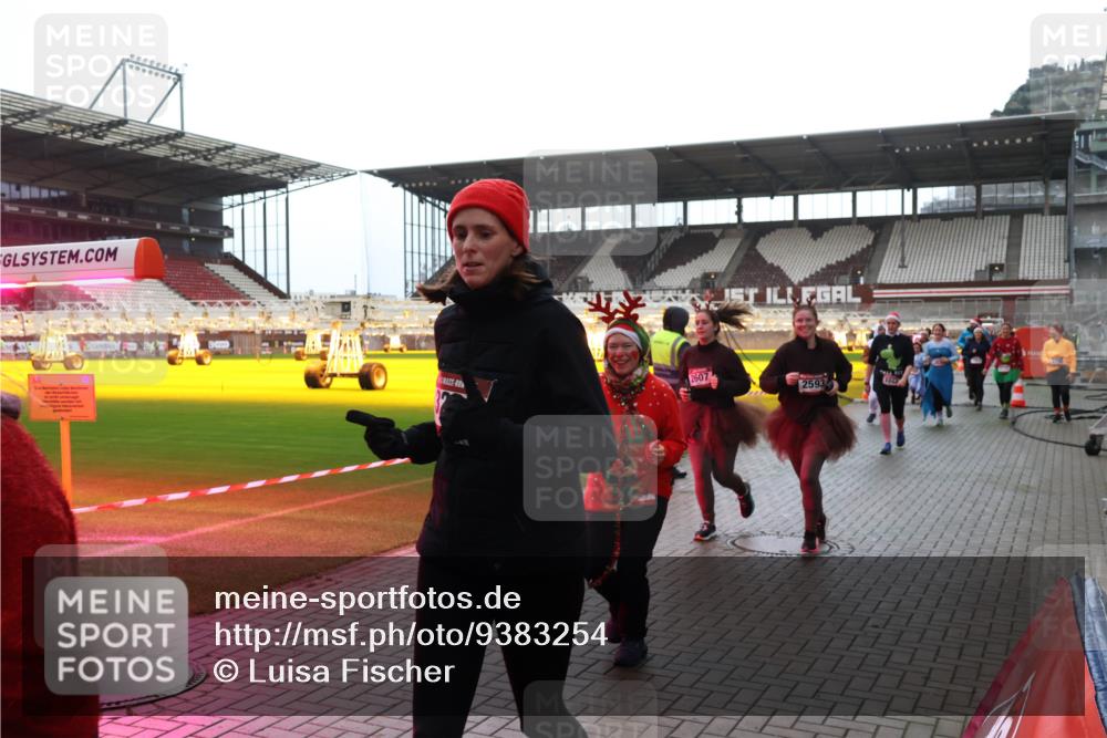 07.12.2025 - St. Pauli X-Mass-Run No. 15 Luisa Fischer http://msf.ph/oto/9383254 07.12.2025 10:52:20 Ziel 5, 2607, 2593, 27, 275, 328, 1047, 1964, 1982, 1984, 2103, 2105, 2165, 2287, 2289, 2327, 2332, 2553, 2592, 2593, 2607, 2642, 2643, 2661, 2674, 2836, 2837, 2959, 3223, 3228, 4550, 4862, 4864, 4865, 4866, 4879, 4880 meine-sportfotos.de