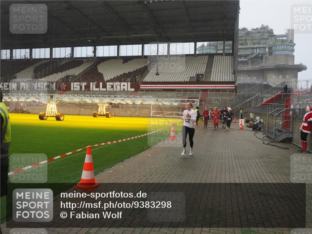 07.12.2025 - St. Pauli X-Mass-Run No. 15 Fabian Wolf http://msf.ph/oto/9383298 07.12.2025 10:10:53 Ziel 57, 979, 983, 1148, 1149, 1150, 1426, 1768, 2530, 4885 meine-sportfotos.de