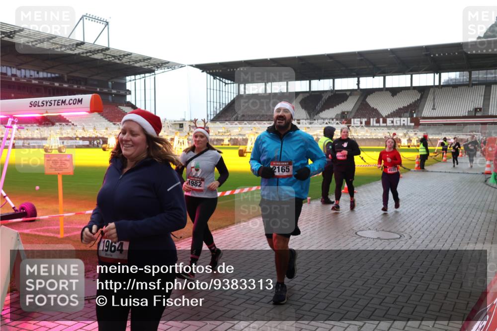 07.12.2025 - St. Pauli X-Mass-Run No. 15 Luisa Fischer http://msf.ph/oto/9383313 07.12.2025 10:52:29 Ziel 1964, 1982, 2165, 1, 4550, 27, 275, 328, 499, 506, 654, 931, 1047, 1098, 1964, 1982, 1984, 2103, 2105, 2165, 2287, 2289, 2327, 2332, 2553, 2592, 2593, 2607, 2661, 2836, 2837, 3223, 3228, 4550, 4797, 4862, 4864, 4865, 4866, 4879, 4880, 4882 meine-sportfotos.de