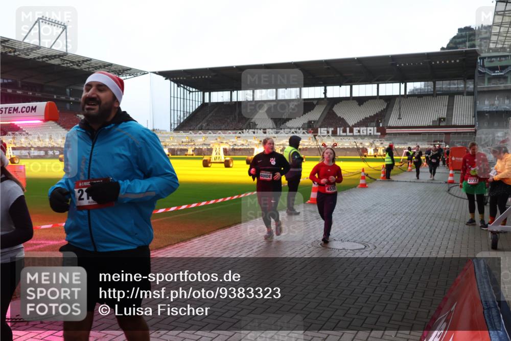 07.12.2025 - St. Pauli X-Mass-Run No. 15 Luisa Fischer http://msf.ph/oto/9383323 07.12.2025 10:52:30 Ziel 21, 4550, 2737, 27, 275, 328, 499, 506, 654, 931, 1098, 1964, 1982, 1984, 2103, 2105, 2165, 2287, 2289, 2327, 2332, 2553, 2592, 2593, 2607, 2661, 2836, 2837, 3223, 3228, 4550, 4797, 4862, 4864, 4865, 4866, 4879, 4880, 4882 meine-sportfotos.de