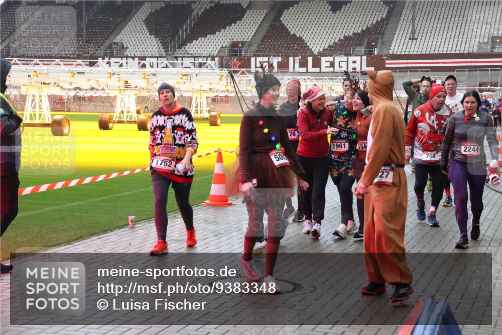 07.12.2025 - St. Pauli X-Mass-Run No. 15 Luisa Fischer http://msf.ph/oto/9383348 07.12.2025 11:25:50 Ziel 1752, 50, 26, 1961, 154, 27, 2244, 705, 470, 473, 1334, 1339, 1379, 1388, 1527, 1544, 1672, 1855, 1858, 1961, 2151, 2193, 2244, 2498, 2981, 2990, 3126, 3290, 3296, 3301, 4101, 4654, 4825, 5003 meine-sportfotos.de
