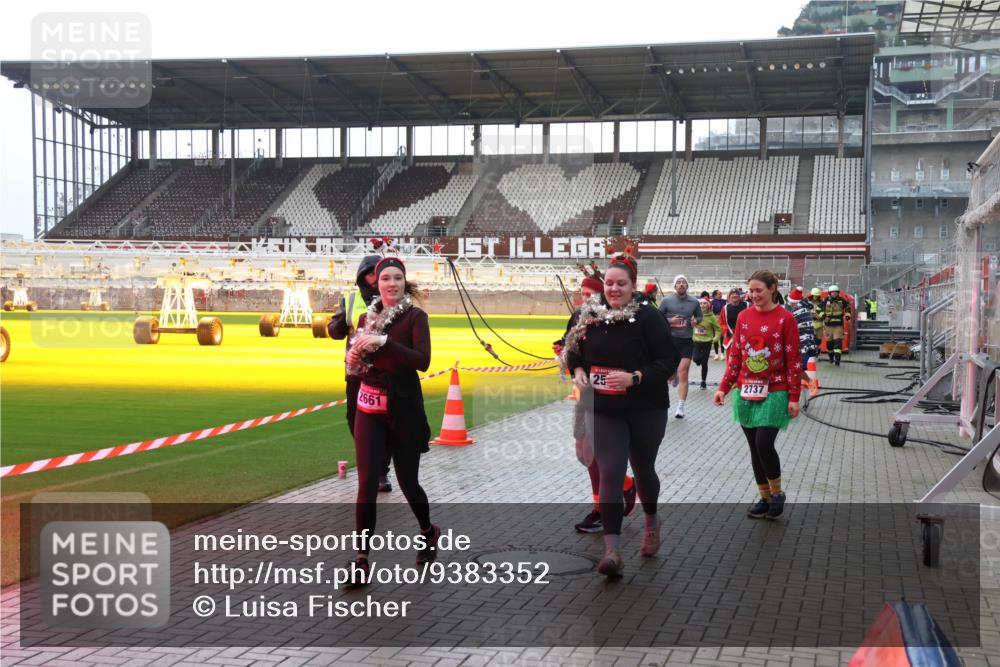 07.12.2025 - St. Pauli X-Mass-Run No. 15 Luisa Fischer http://msf.ph/oto/9383352 07.12.2025 10:52:39 Ziel 2661, 25, 2737, 27, 328, 499, 506, 654, 931, 1098, 1964, 1982, 1984, 2165, 2287, 2289, 2592, 2593, 2607, 2661, 2836, 2837, 3223, 3228, 4550, 4797, 4864, 4865, 4866, 4879, 4880, 4882 meine-sportfotos.de