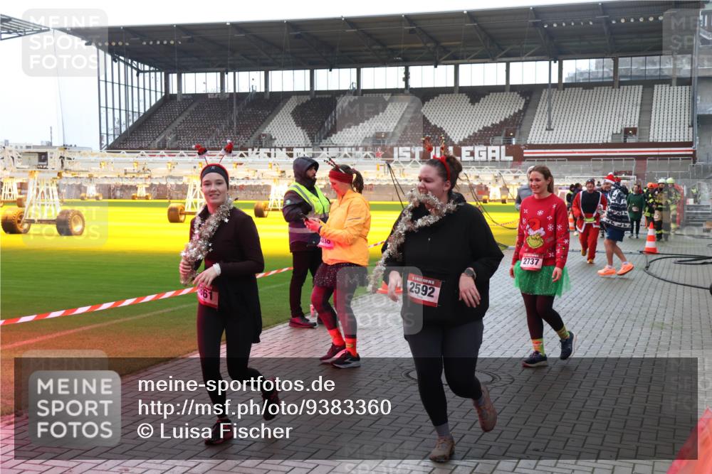 07.12.2025 - St. Pauli X-Mass-Run No. 15 Luisa Fischer http://msf.ph/oto/9383360 07.12.2025 10:52:40 Ziel 61, 230, 2592, 2737, 27, 328, 499, 506, 654, 931, 1098, 1964, 1982, 1984, 2165, 2287, 2289, 2592, 2593, 2607, 2661, 2836, 2837, 3223, 3228, 4550, 4797, 4864, 4865, 4866, 4879, 4880, 4882 meine-sportfotos.de