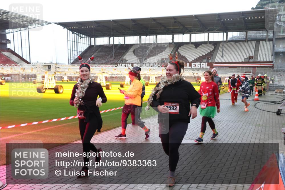 07.12.2025 - St. Pauli X-Mass-Run No. 15 Luisa Fischer http://msf.ph/oto/9383363 07.12.2025 10:52:40 Ziel 266, 2592, 2137, 27, 328, 499, 506, 654, 931, 1098, 1964, 1982, 1984, 2165, 2287, 2289, 2592, 2593, 2607, 2661, 2836, 2837, 3223, 3228, 4550, 4797, 4864, 4865, 4866, 4879, 4880, 4882 meine-sportfotos.de