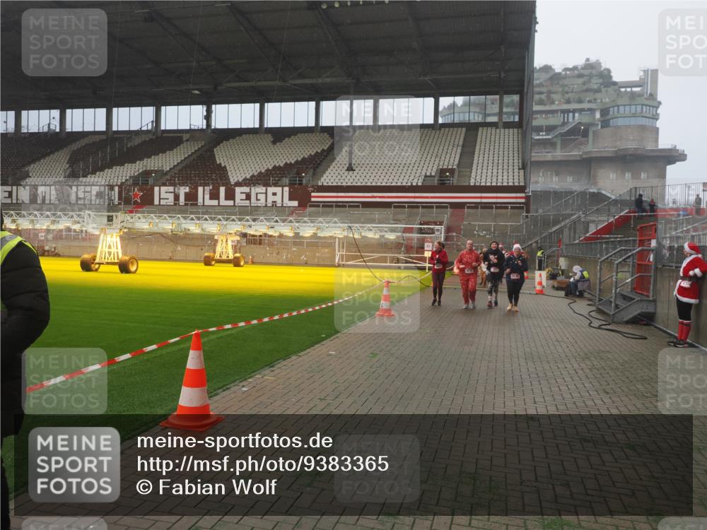 07.12.2025 - St. Pauli X-Mass-Run No. 15 Fabian Wolf http://msf.ph/oto/9383365 07.12.2025 10:10:55 Ziel 57, 979, 983, 1148, 1149, 1150, 1426, 1768, 1929, 1935, 2530, 4885 meine-sportfotos.de