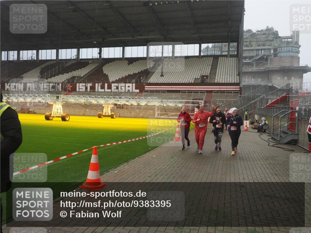 07.12.2025 - St. Pauli X-Mass-Run No. 15 Fabian Wolf http://msf.ph/oto/9383395 07.12.2025 10:10:57 Ziel 57, 979, 983, 1148, 1149, 1150, 1426, 1768, 1929, 1935, 2530, 4885 meine-sportfotos.de
