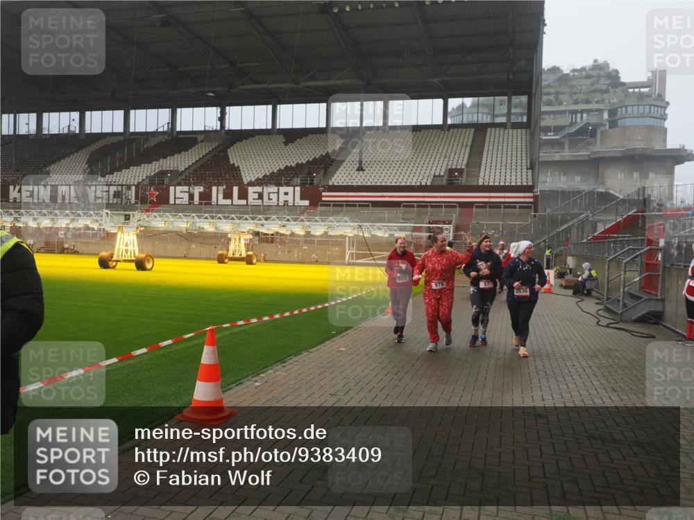07.12.2025 - St. Pauli X-Mass-Run No. 15 Fabian Wolf http://msf.ph/oto/9383409 07.12.2025 10:10:58 Ziel 57, 979, 983, 1148, 1149, 1150, 1426, 1768, 1929, 1935, 2530, 4885 meine-sportfotos.de