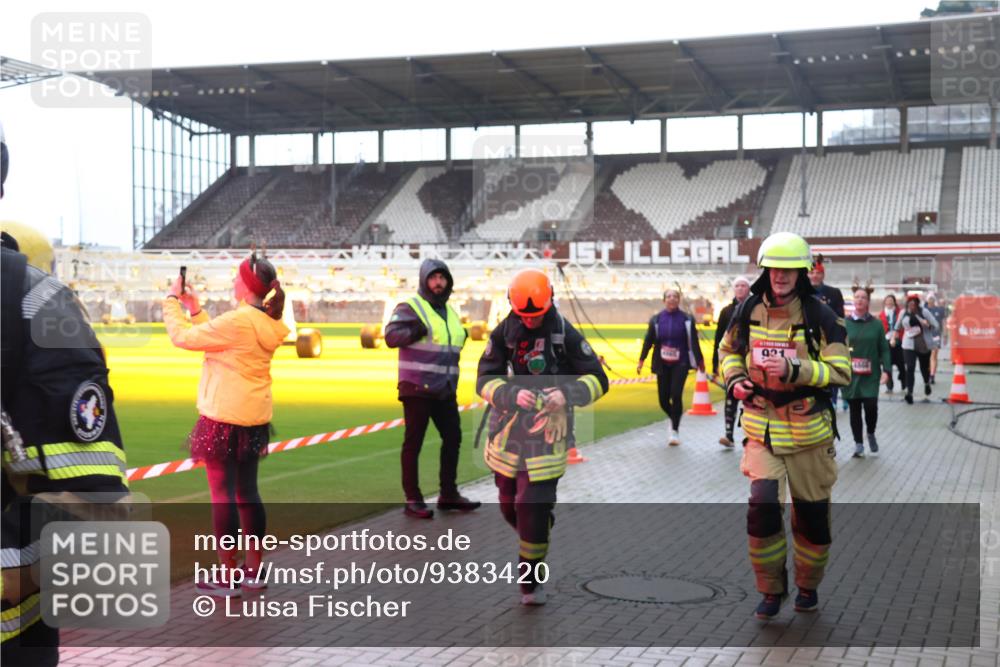 07.12.2025 - St. Pauli X-Mass-Run No. 15 Luisa Fischer http://msf.ph/oto/9383420 07.12.2025 10:52:51 Ziel 921, 27, 499, 506, 654, 931, 1098, 1305, 2287, 2289, 2592, 2661, 4550, 4797, 4864, 4865, 4866, 4879, 4880, 4882 meine-sportfotos.de