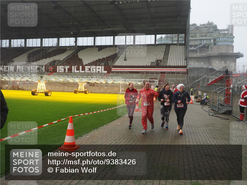 07.12.2025 - St. Pauli X-Mass-Run No. 15 Fabian Wolf http://msf.ph/oto/9383426 07.12.2025 10:10:58 Ziel 57, 979, 983, 1148, 1149, 1150, 1426, 1768, 1929, 1935, 2530, 4885 meine-sportfotos.de