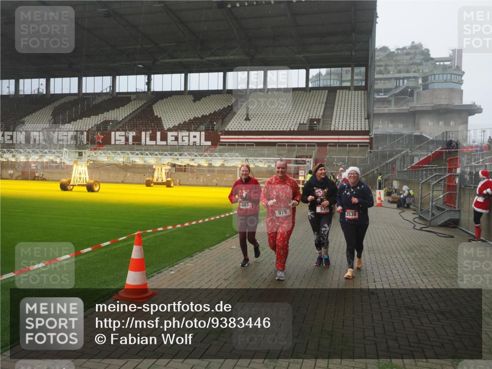 07.12.2025 - St. Pauli X-Mass-Run No. 15 Fabian Wolf http://msf.ph/oto/9383446 07.12.2025 10:10:59 Ziel 57, 979, 983, 1148, 1149, 1150, 1426, 1768, 1929, 1935, 2530 meine-sportfotos.de