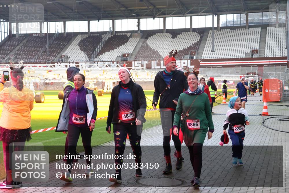 07.12.2025 - St. Pauli X-Mass-Run No. 15 Luisa Fischer http://msf.ph/oto/9383450 07.12.2025 10:52:56 Ziel 4865, 4879, 4866, 2289, 27, 176, 262, 499, 506, 654, 931, 1098, 1305, 2592, 2661, 4797, 4859, 4864, 4865, 4866, 4879, 4880, 4882 meine-sportfotos.de