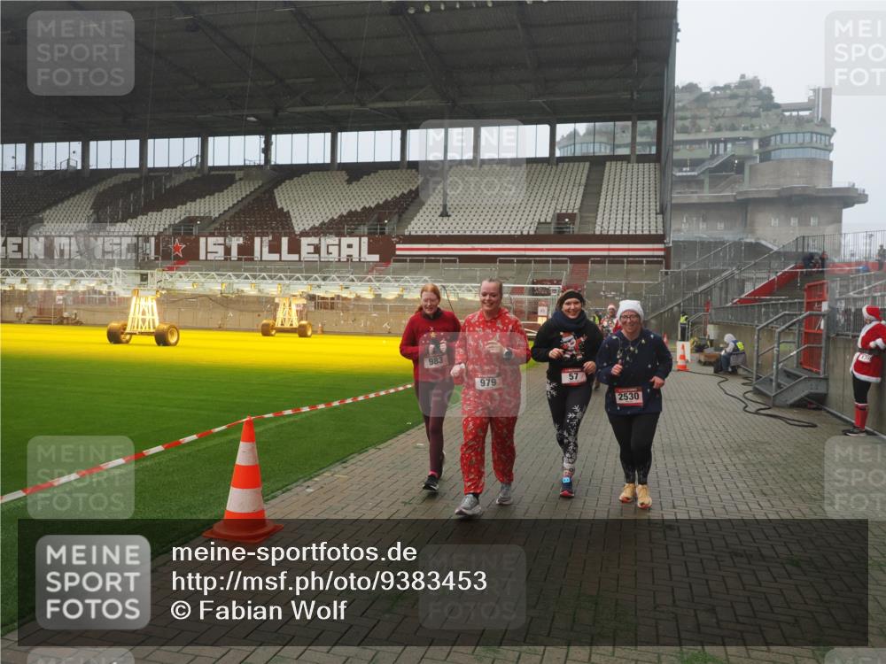 07.12.2025 - St. Pauli X-Mass-Run No. 15 Fabian Wolf http://msf.ph/oto/9383453 07.12.2025 10:10:59 Ziel 57, 979, 983, 1148, 1149, 1150, 1426, 1768, 1929, 1935, 2530 meine-sportfotos.de