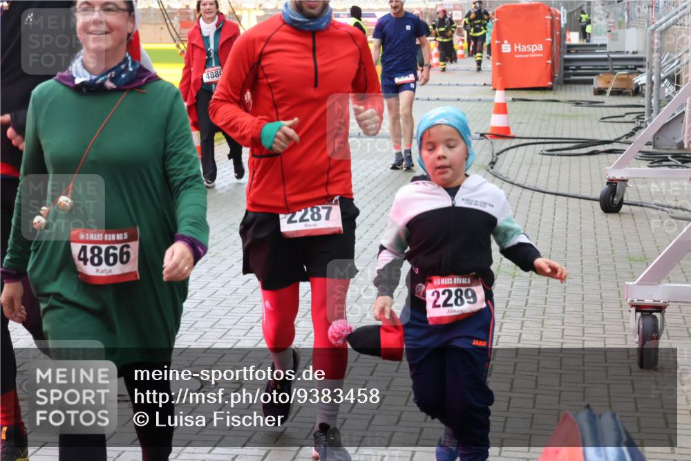 07.12.2025 - St. Pauli X-Mass-Run No. 15 Luisa Fischer http://msf.ph/oto/9383458 07.12.2025 10:52:58 Ziel 4880, 4866, 2287, 2289, 27, 176, 262, 499, 506, 654, 931, 1098, 1305, 2661, 4797, 4859, 4864, 4865, 4866, 4879, 4880, 4882 meine-sportfotos.de