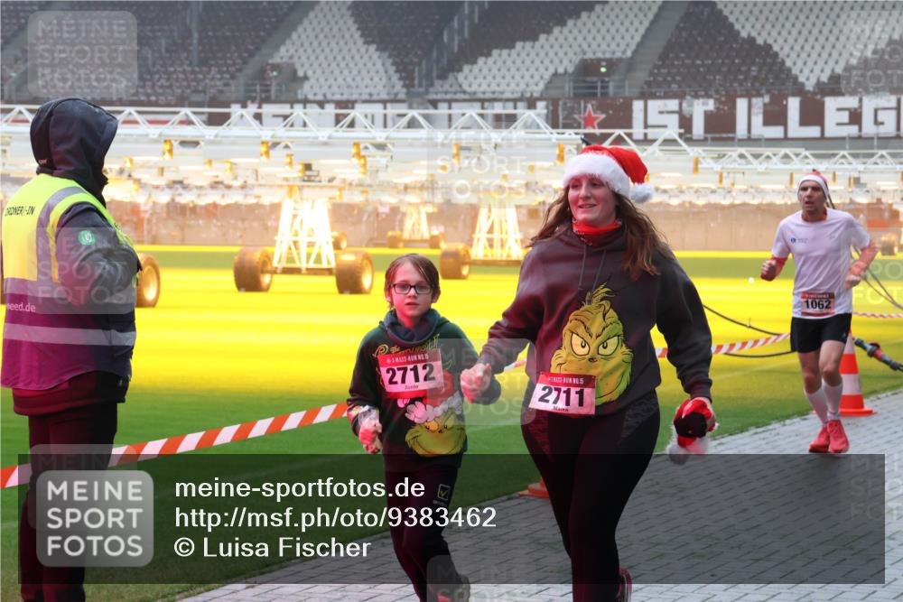 07.12.2025 - St. Pauli X-Mass-Run No. 15 Luisa Fischer http://msf.ph/oto/9383462 07.12.2025 10:13:40 Ziel 15, 2712, 15, 2711, 1062, 9, 18, 80, 938, 970, 1044, 1062, 1126, 1220, 1397, 1733, 2687, 2711, 2712, 3588, 3589, 4081, 4082, 4083, 4487, 4664 meine-sportfotos.de