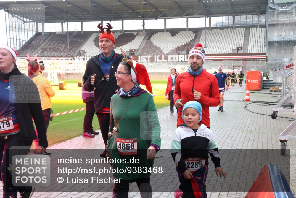 07.12.2025 - St. Pauli X-Mass-Run No. 15 Luisa Fischer http://msf.ph/oto/9383468 07.12.2025 10:52:59 Ziel 15, 579, 15, 4866, 2289, 27, 176, 262, 499, 506, 654, 931, 1098, 1305, 4797, 4859, 4864, 4865, 4866, 4879, 4880, 4882 meine-sportfotos.de