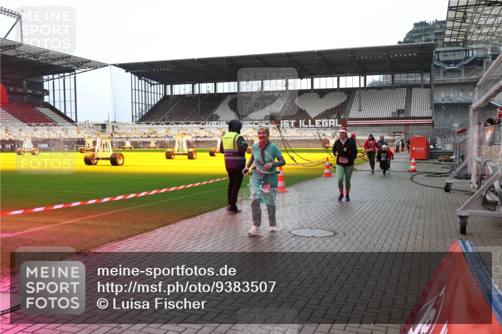 07.12.2025 - St. Pauli X-Mass-Run No. 15 Luisa Fischer http://msf.ph/oto/9383507 07.12.2025 10:53:27 Ziel 4859, 2673, 176, 262, 500, 504, 507, 510, 1305, 1684, 2673, 3128, 4859 meine-sportfotos.de