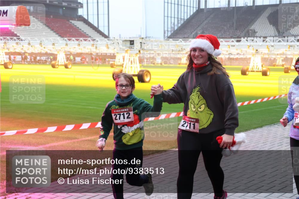 07.12.2025 - St. Pauli X-Mass-Run No. 15 Luisa Fischer http://msf.ph/oto/9383513 07.12.2025 10:13:42 Ziel 15, 2712, 15, 2711, 80, 88, 938, 970, 1044, 1062, 1126, 1220, 1397, 1733, 2687, 2711, 2712, 3588, 3589, 4081, 4082, 4083, 4487, 4664 meine-sportfotos.de