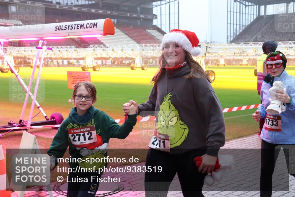 07.12.2025 - St. Pauli X-Mass-Run No. 15 Luisa Fischer http://msf.ph/oto/9383519 07.12.2025 10:13:43 Ziel 15, 2712, 211, 15, 1733, 80, 88, 938, 970, 1044, 1062, 1126, 1220, 1397, 1733, 2687, 2711, 2712, 2905, 3588, 3589, 4081, 4082, 4083, 4487, 4664 meine-sportfotos.de