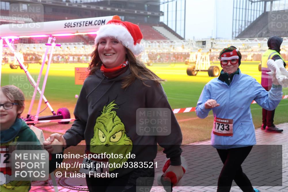 07.12.2025 - St. Pauli X-Mass-Run No. 15 Luisa Fischer http://msf.ph/oto/9383521 07.12.2025 10:13:43 Ziel 1105, 12, 2, 11, 1733, 80, 88, 938, 970, 1044, 1062, 1126, 1220, 1397, 1733, 2687, 2711, 2712, 2905, 3588, 3589, 4081, 4082, 4083, 4487, 4664 meine-sportfotos.de