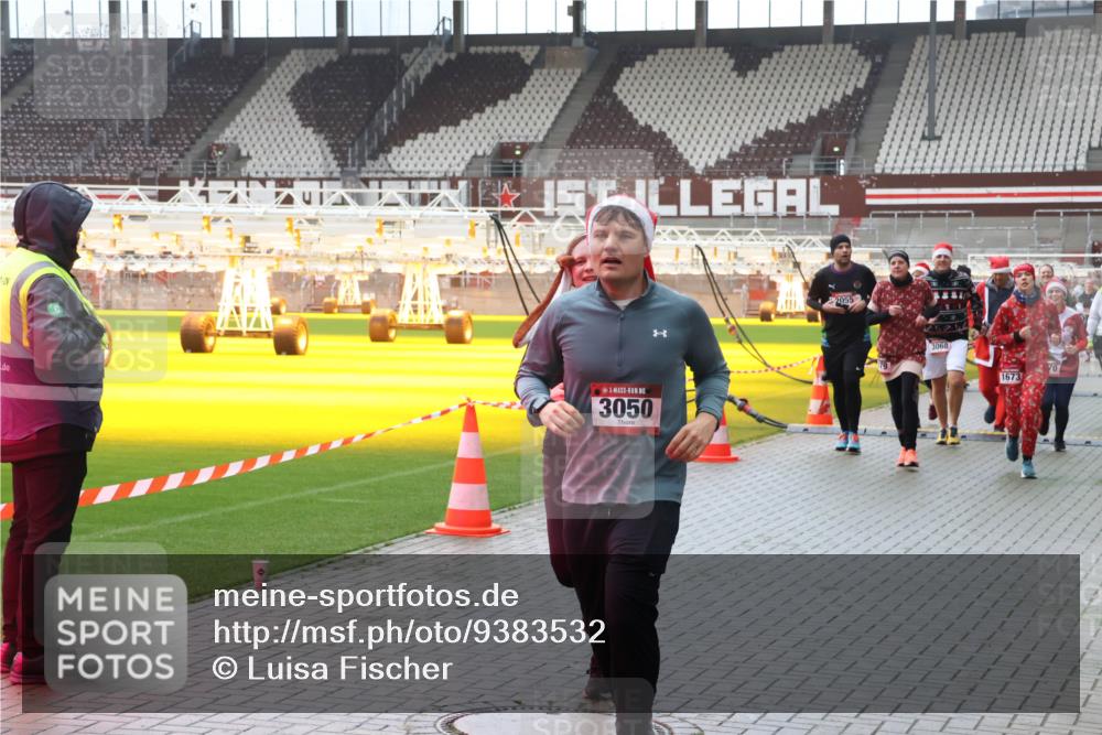 07.12.2025 - St. Pauli X-Mass-Run No. 15 Luisa Fischer http://msf.ph/oto/9383532 07.12.2025 11:26:20 Ziel 3050, 2055, 3068, 1673, 674, 678, 1079, 1334, 1339, 1344, 1356, 1379, 1388, 1593, 1672, 1673, 2055, 2088, 2145, 2161, 2166, 2198, 2255, 2265, 2498, 2786, 2795, 3050, 3051, 3068, 3070, 3094, 3607, 4654, 4825 meine-sportfotos.de