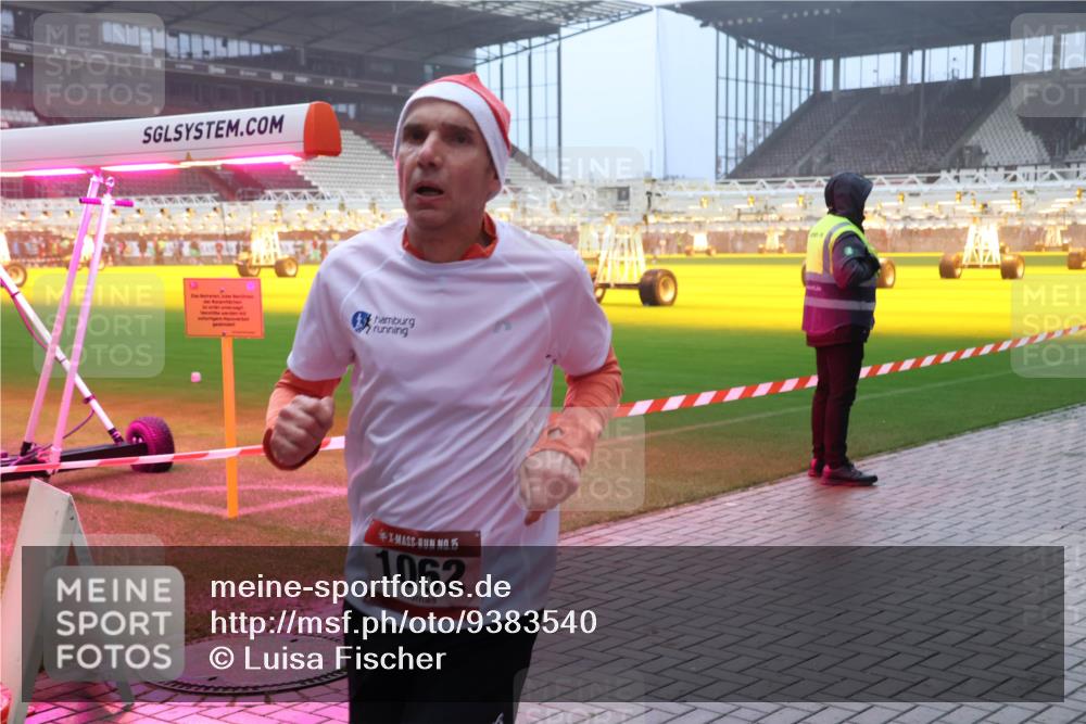 07.12.2025 - St. Pauli X-Mass-Run No. 15 Luisa Fischer http://msf.ph/oto/9383540 07.12.2025 10:13:45 Ziel 15, 1062, 80, 88, 970, 1044, 1062, 1126, 1220, 1397, 1733, 2687, 2711, 2712, 2905, 3588, 3589, 4081, 4082, 4083, 4487, 4664 meine-sportfotos.de