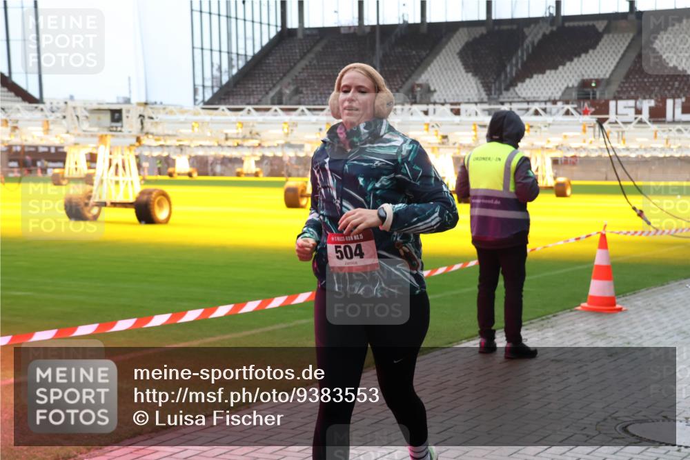 07.12.2025 - St. Pauli X-Mass-Run No. 15 Luisa Fischer http://msf.ph/oto/9383553 07.12.2025 10:53:35 Ziel 15, 504, 176, 262, 500, 504, 507, 510, 546, 1305, 1684, 2673, 3128, 4859 meine-sportfotos.de