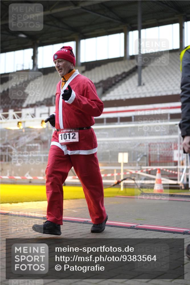 07.12.2025 - St. Pauli X-Mass-Run No. 15 Patografie http://msf.ph/oto/9383564 07.12.2025 10:25:02 Ziel 1012, 3962, 4335, 4431, 4474, 4513, 4514, 4846 meine-sportfotos.de