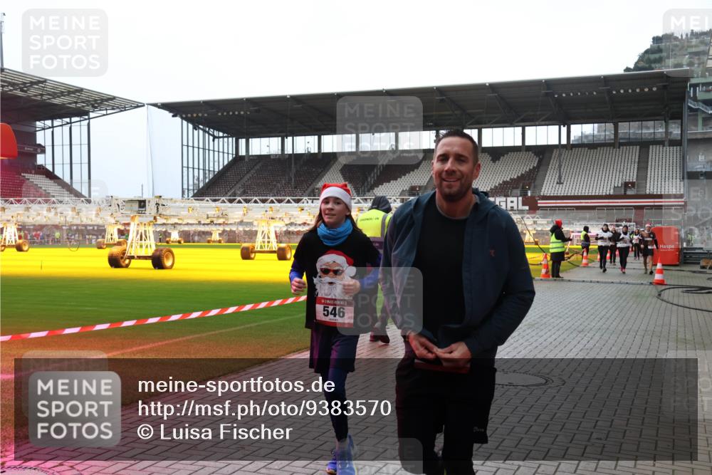 07.12.2025 - St. Pauli X-Mass-Run No. 15 Luisa Fischer http://msf.ph/oto/9383570 07.12.2025 10:53:48 Ziel 546, 106, 500, 504, 507, 510, 546, 1679, 1680, 1681, 1682, 1683, 1684, 2673, 3128 meine-sportfotos.de