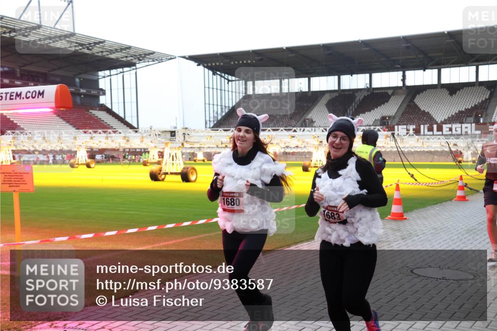 07.12.2025 - St. Pauli X-Mass-Run No. 15 Luisa Fischer http://msf.ph/oto/9383587 07.12.2025 10:53:58 Ziel 15, 1680, 1683, 106, 500, 510, 546, 1478, 1679, 1680, 1681, 1682, 1683, 1684, 3128 meine-sportfotos.de